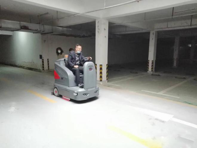 河西小区物业保洁不用人力改用驾驶式洗地机了
